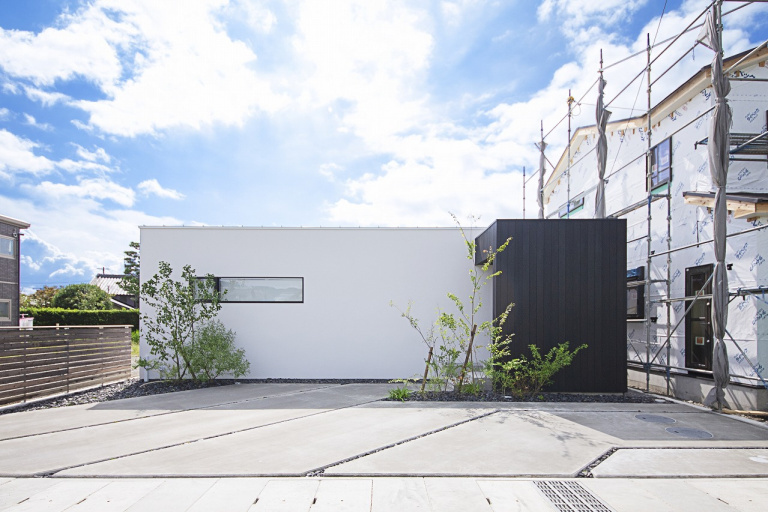 白と黒を基本としたシンプルな外観。中庭のある平屋。 