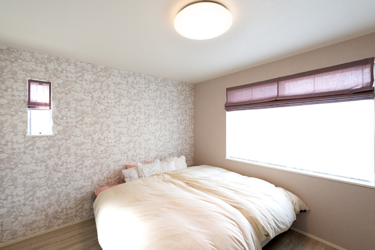 壁紙が印象的な寝室