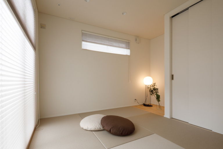 灰桜色の畳の和室