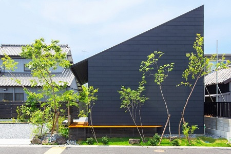 【WOOD TARP】屋根裏空間を備えた平屋建て