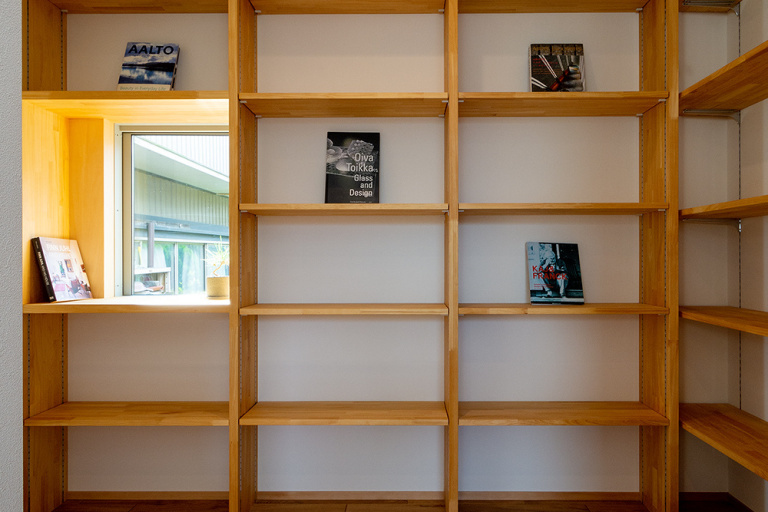 読書スペースに広がる壁一面の本棚