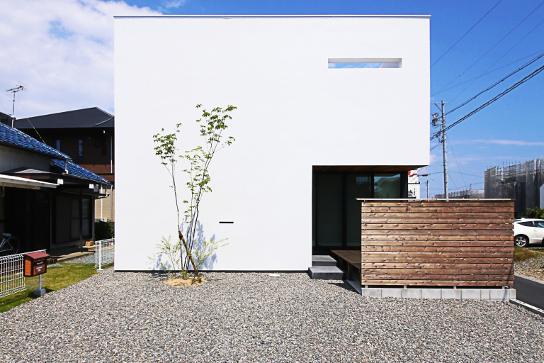 【MONO-house】白い箱型の外観に板塀が折り重なったシンプルなフォルム