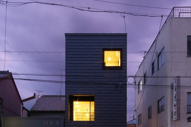 周囲を建物に囲まれた、街中の狭小地