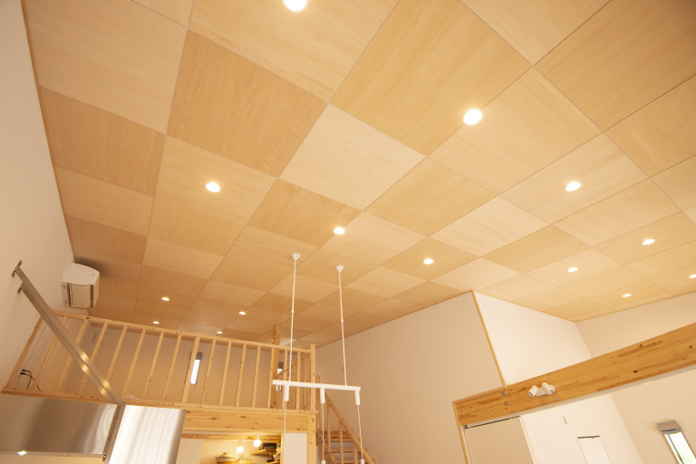30帖の大空間のリビングは圧巻の勾配天井！千鳥張りの柔らかなデザインがナチュラルな空間に