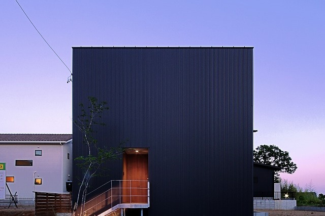 シンプルな箱型の黒い家