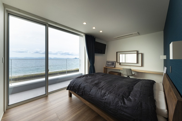 海を望む寝室