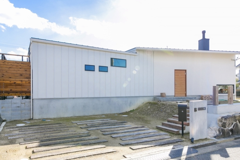 広い土間と中庭で繋がりを楽しむ平屋の暮らし｜木造住宅×アウトドアリビング×おしゃれな家