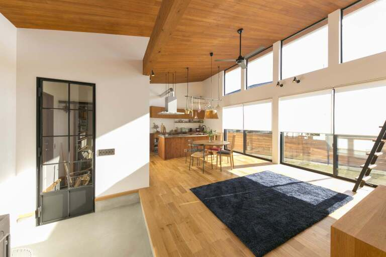 広い土間と中庭で繋がりを楽しむ平屋の暮らし|木造住宅×アウトドアリビング×おしゃれな家