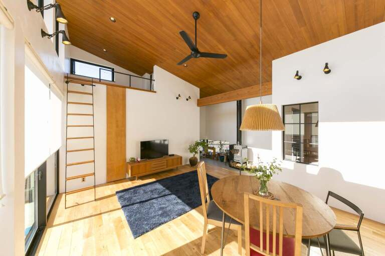 広い土間と中庭で繋がりを楽しむ平屋の暮らし｜木造住宅×アウトドアリビング×おしゃれな家