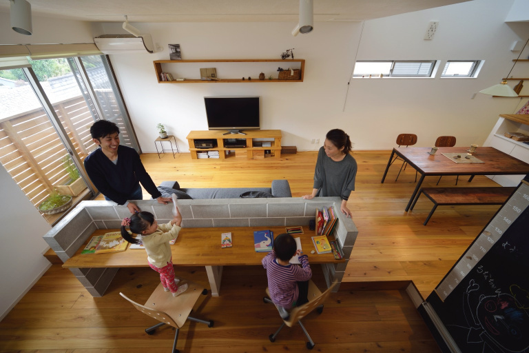 スタディスペースは家族がいつも集まる場所で｜二世帯住宅｜大阪