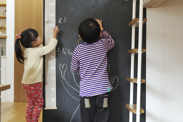 黒板塗装をした壁は子どもたちのお気に入りの場所｜二世帯住宅｜大阪