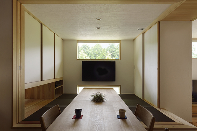 普段は畳スペースをダイニングの一部として利用｜中庭のある平屋｜大阪
