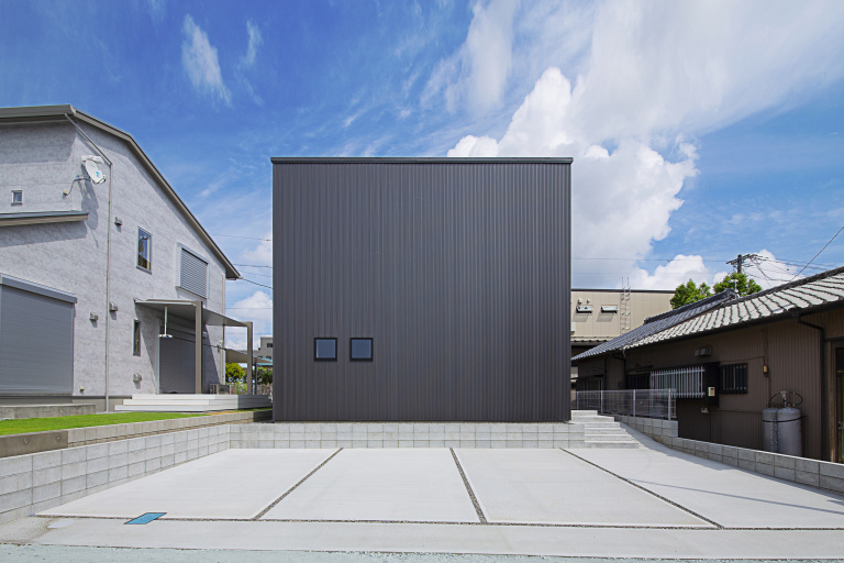 【MONO-house】ブラックのガルバリウムを纏った箱型の家
