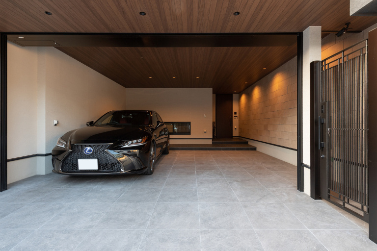 住宅街に佇む中庭から光と風がそそぐホテルライクな家｜ガレージハウス×中庭×スキップフロア