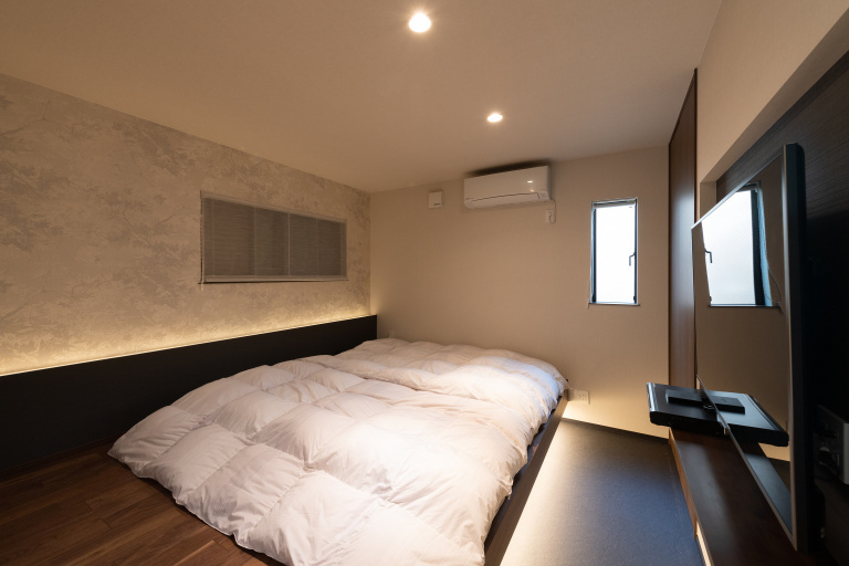 住宅街に佇む中庭から光と風がそそぐホテルライクな家｜ガレージハウス×中庭×スキップフロア