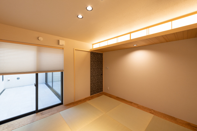 住宅街に佇む中庭から光と風がそそぐホテルライクな家｜ガレージハウス×中庭×スキップフロア