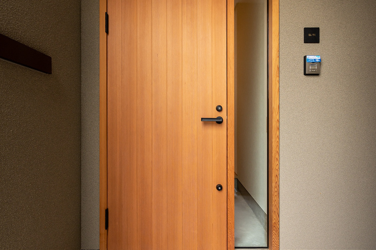 デザイン性と利便性を兼ね備えた玄関建具