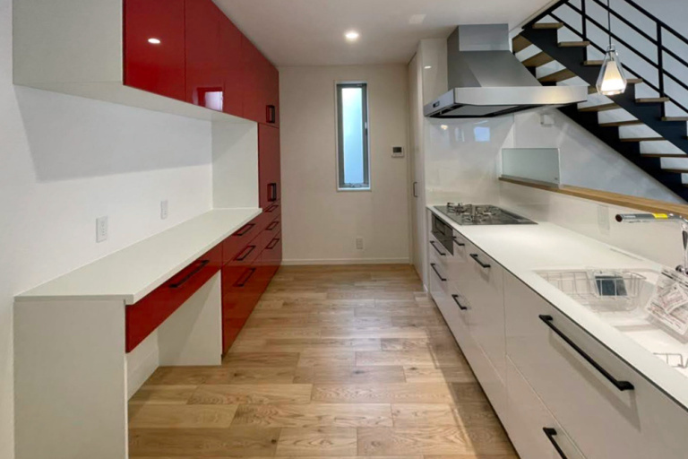 赤と白のコントラストのキッチン
