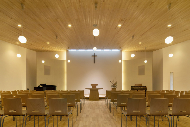 自然素材をふんだんに取り入れ、温もりを感じる礼拝堂スペース
