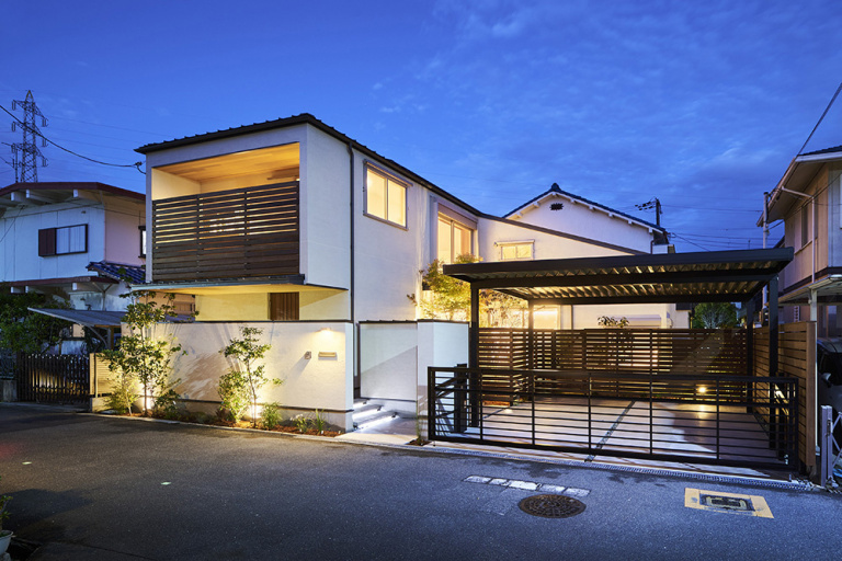 温かみのある植栽のある外観｜中庭のある家｜大阪