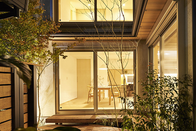 吹き抜けに設けた窓には外付けブラインドで一年中快適なパッシブ設計を｜中庭のある家｜