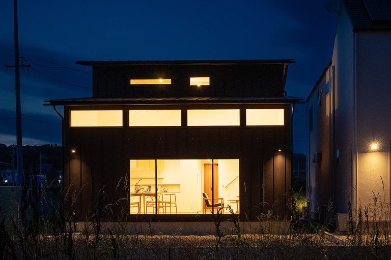 南側の外観夜景もおしゃれな家