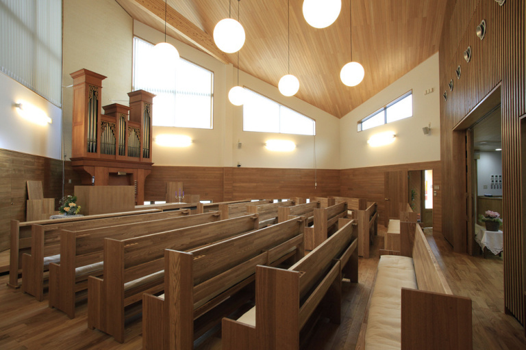 木造の大空間がつくる、温もりに満ちた住居兼キリスト教会施設建築