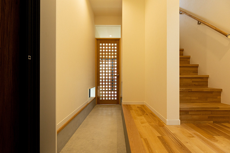 製作した木格子建具が印象的な玄関ホール