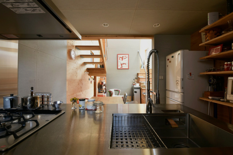 スキップフロアで空間の繋がりを眺めて楽しむキッチンスペース