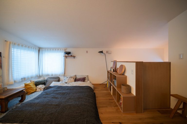 【奈良｜工房のある暮らし】階段と寝室の気流を止める扉を設置することで快適な室内環境を実現