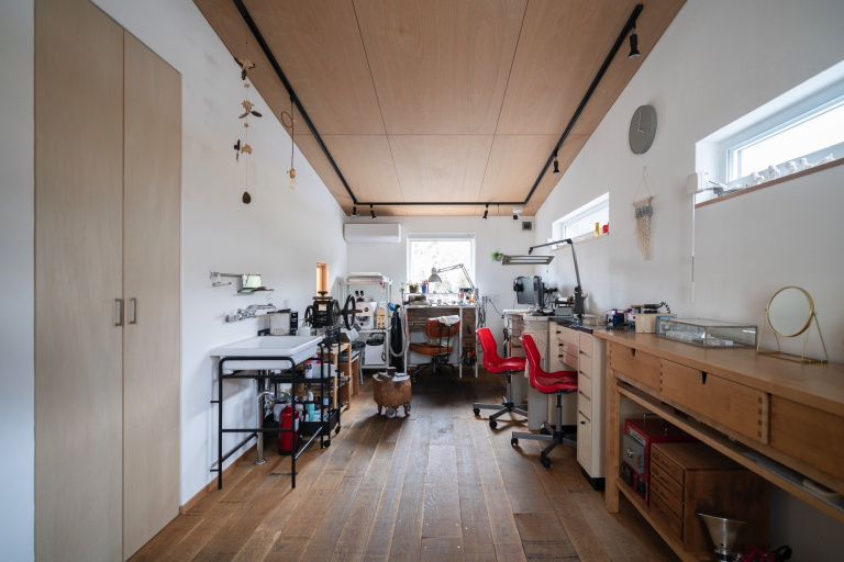 【奈良｜工房のある暮らし】古材も用いた床と天井の板張りがちょっとかっこいい工房に