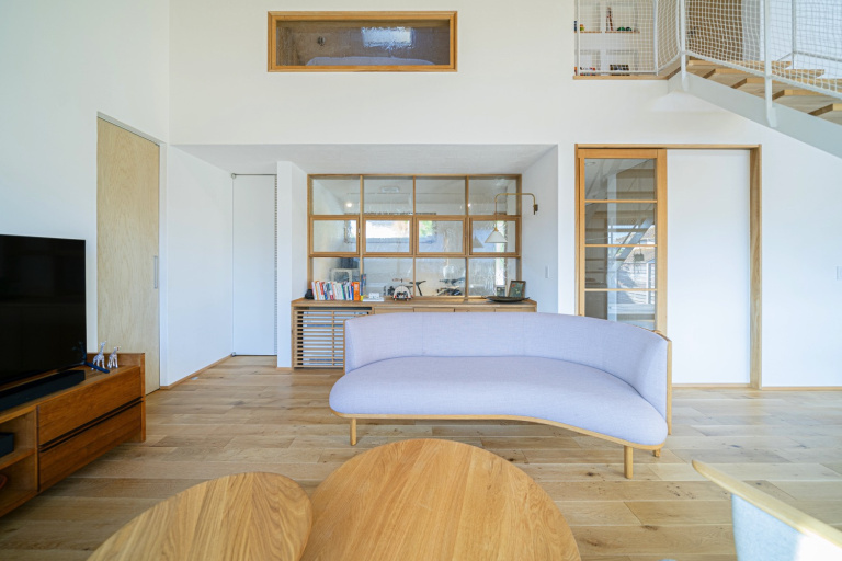 【奈良｜中庭のある暮らし】木製オリジナル建具の奥には趣味の部屋「サイクロンスペース」を設けています