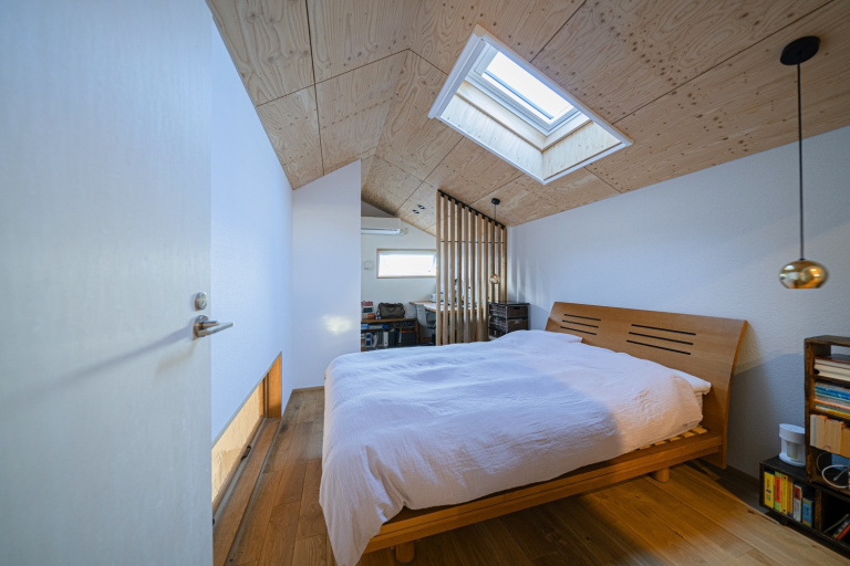 【奈良｜中庭のある暮らし】寝室に設けた天井窓からは夜空を眺めることができる
