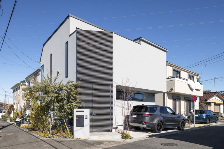 愛犬と暮らす 大きなバルコニーのある家／モノトーンのホテルライク住宅【東京都世田谷区】