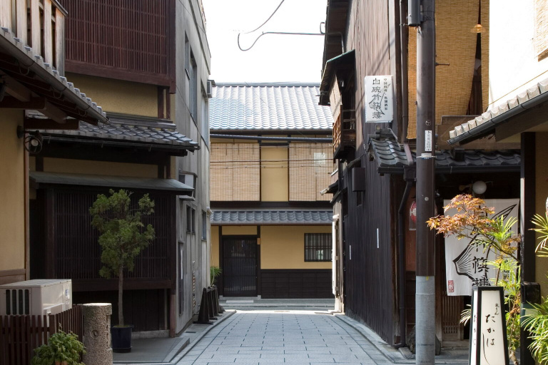 京都の町並みに溶け込む伝統的な京町家の外観