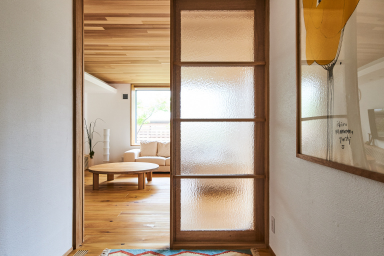 【兵庫｜中庭のある暮らし】オリジナル木製建具で明るく開放的な玄関
