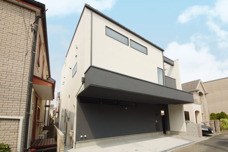 「余白」のあるシンプルモダンの家／高天井リビングとすのこバルコニーのある都市型住宅【神奈川県】