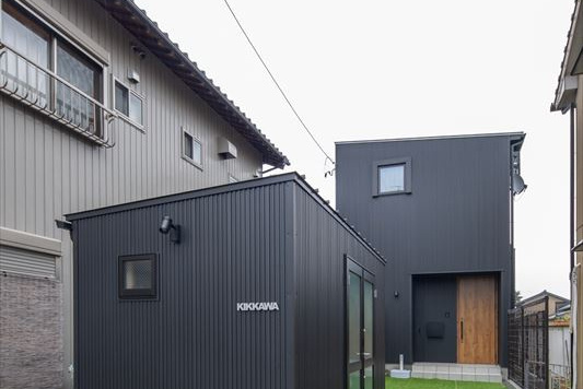 スキップフロアとバイクガレージ小屋のある狭小住宅