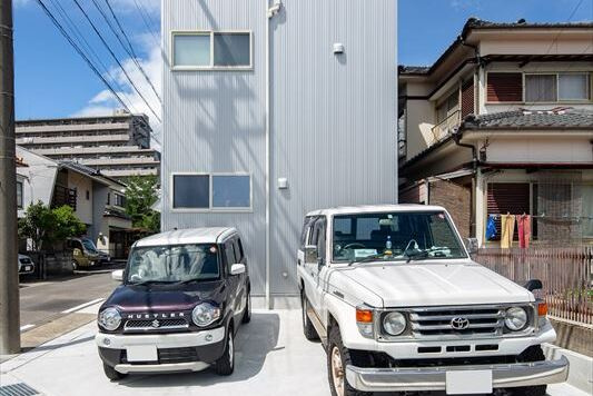 バイクガレージ兼アウトドアストッカーのある狭小住宅 