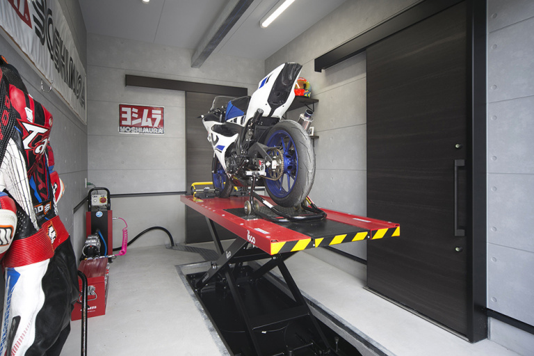 イタリア製バイクリフトを埋め込めこみ、整備にも熱が入るオートバイ専用駐車場