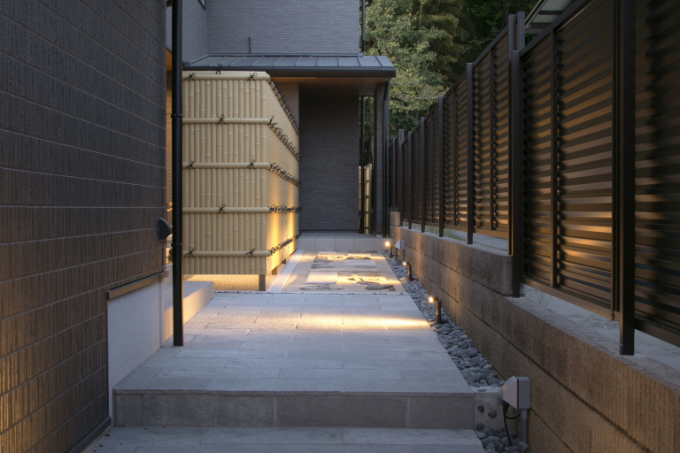 京都の路地を歩くような玄関へのアプローチ