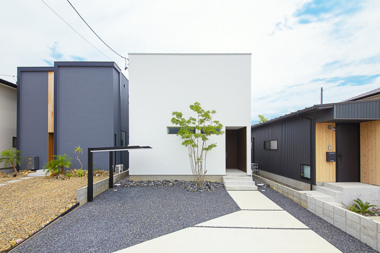 【MONO-house】湖の風景を眺めて暮らす、ロケーションを活かした白い塗り壁の家