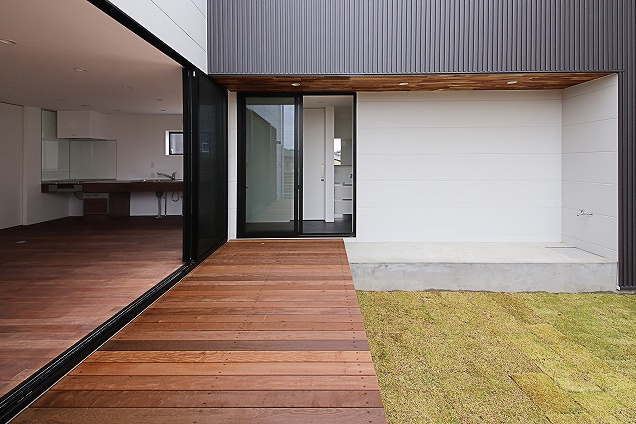 【MONO-house】洗練されたデザイン、中庭のあるL字型の家。