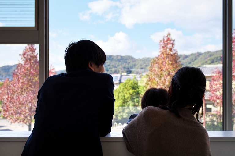 【京都】２階から景色を楽しむご家族