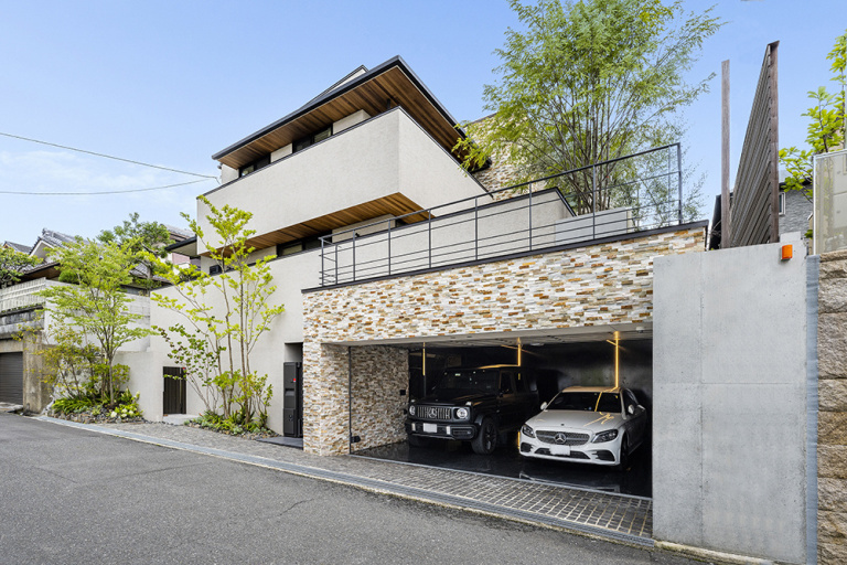 【大阪】2台分の駐車スペースを確保したビルトインガレージ