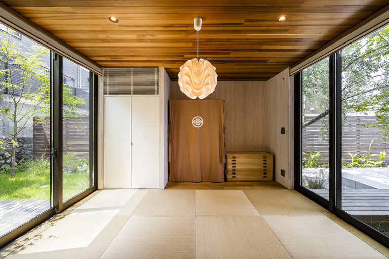 【大阪】2面の窓に囲まれた開放的な和室