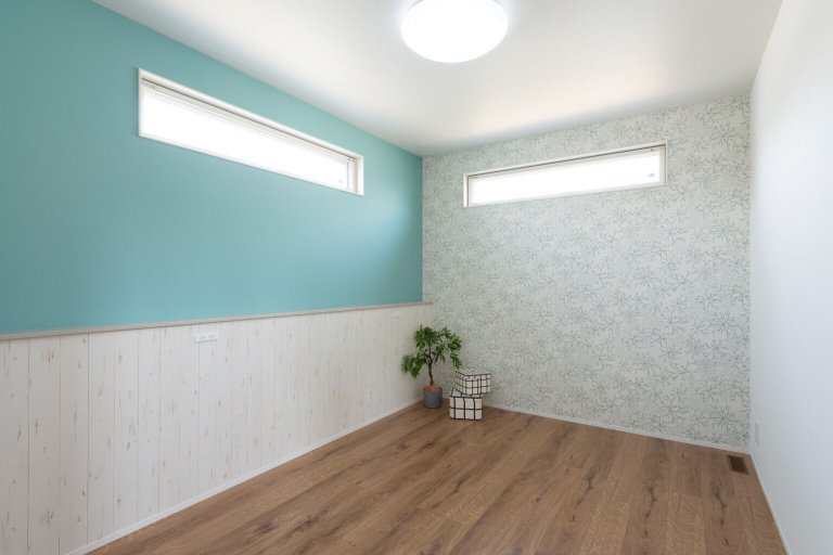 主寝室はブルー×ホワイトで、カリフォルニアスタイルの爽やかな印象のお部屋