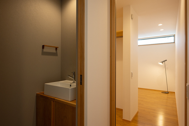 シックな雰囲気のトイレと明るい光が差し込む南側寝室