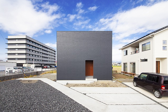 シンプルな箱型の外観。