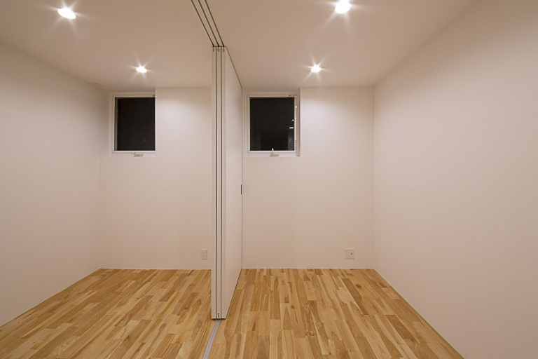 2階洋室は用途によって、仕切りで部屋を使い分けられるつくりに。